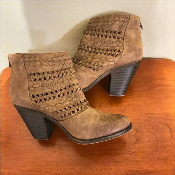 New Fergalicious Fergie Wanderer Booties Block Heel Women's Ankle Boots … - Picture 9 of 10